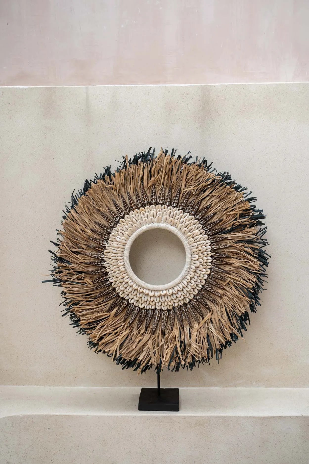 The Mojo Raffia On Stand - Natural Black - L - Image 2