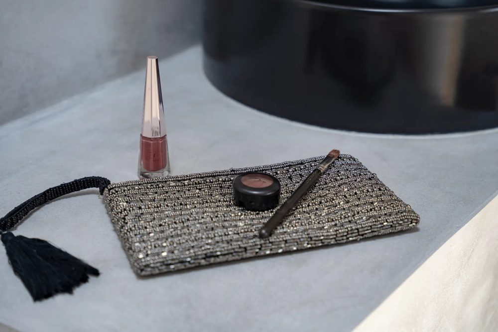 The Silver Clutch - Image 2
