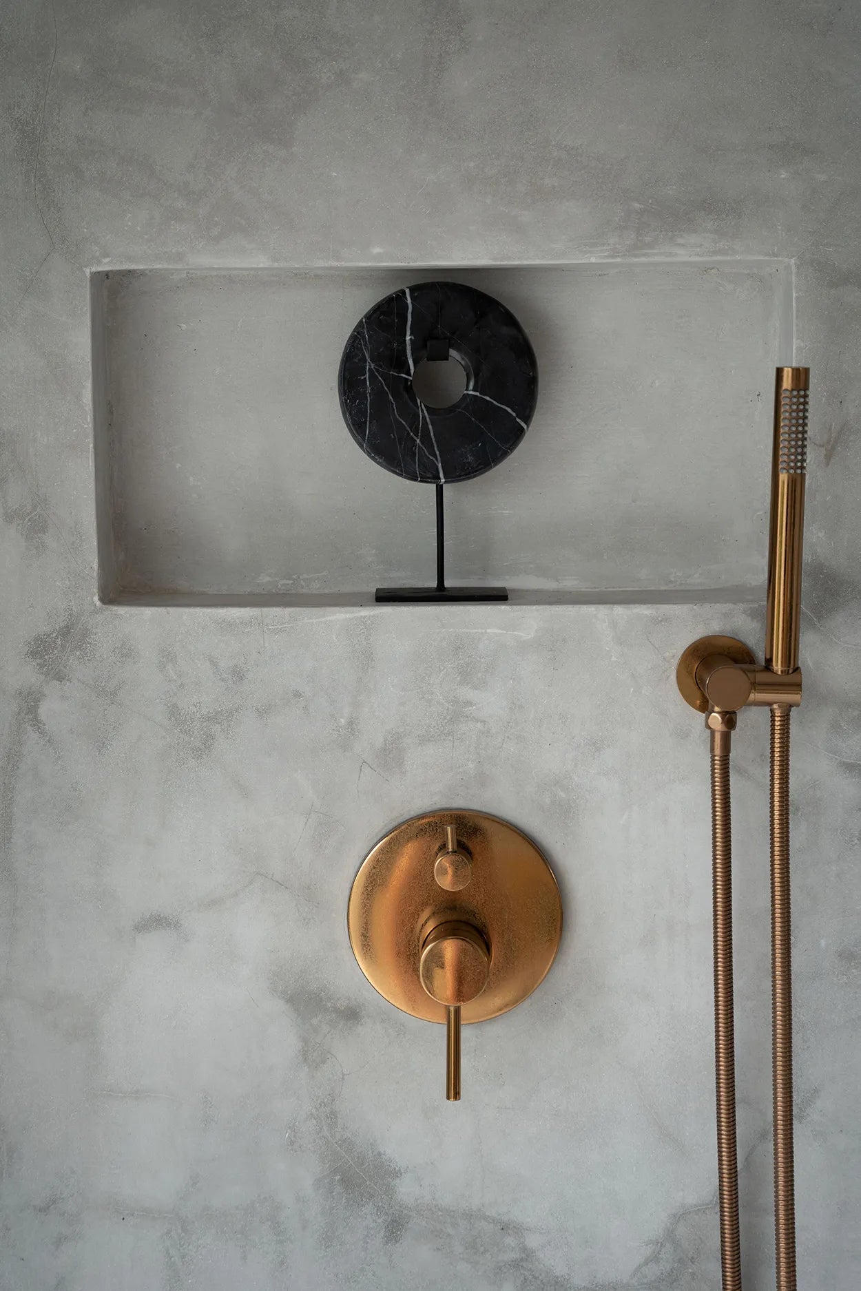 The Marble Disc on Stand - Black - S - Image 2