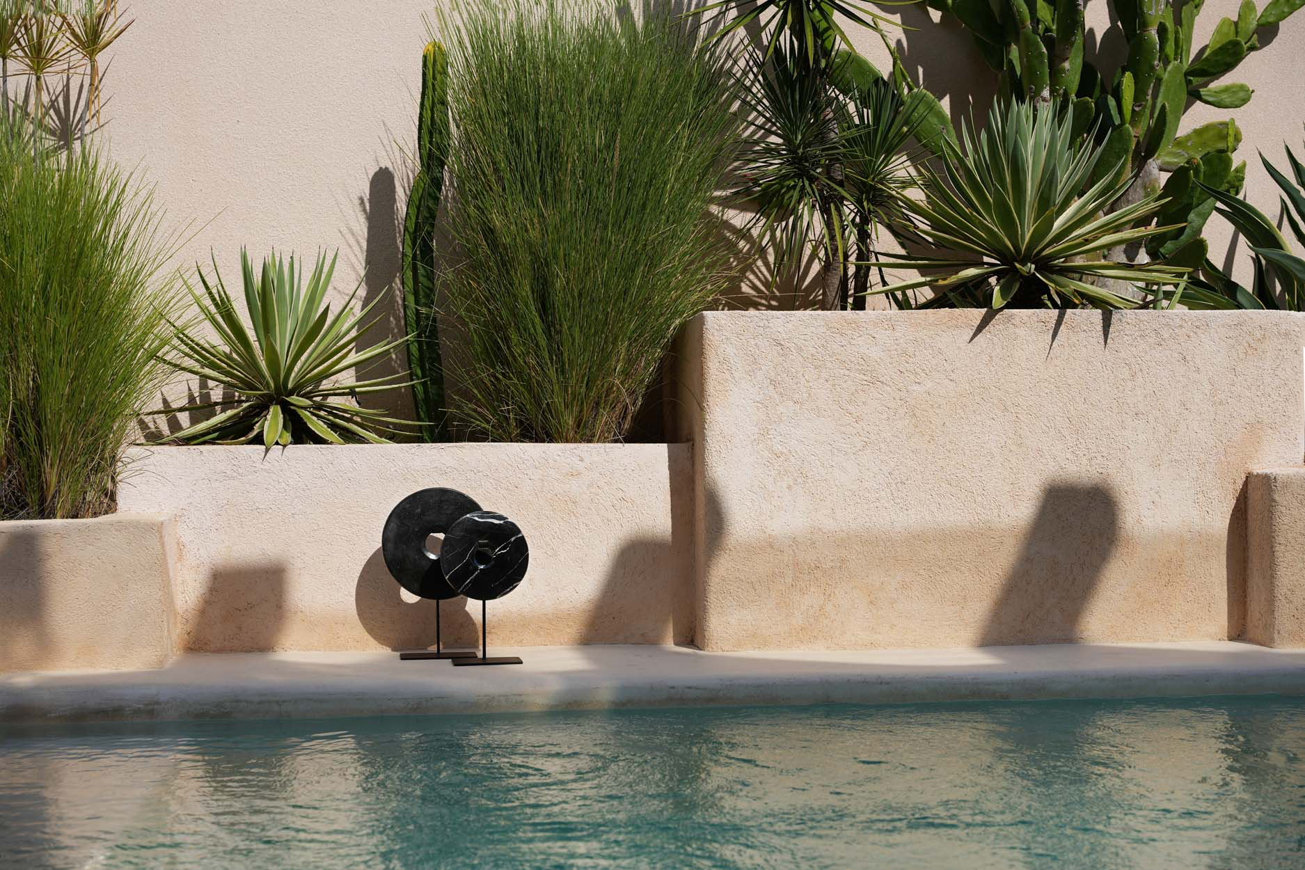 The Marble Disc on Stand - Black - L - Image 2