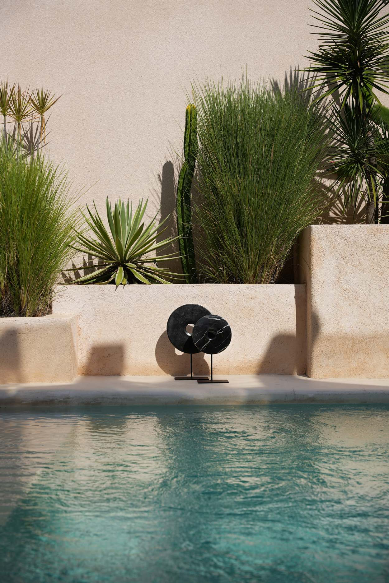 The Marble Disc on Stand - Black - M - Image 2