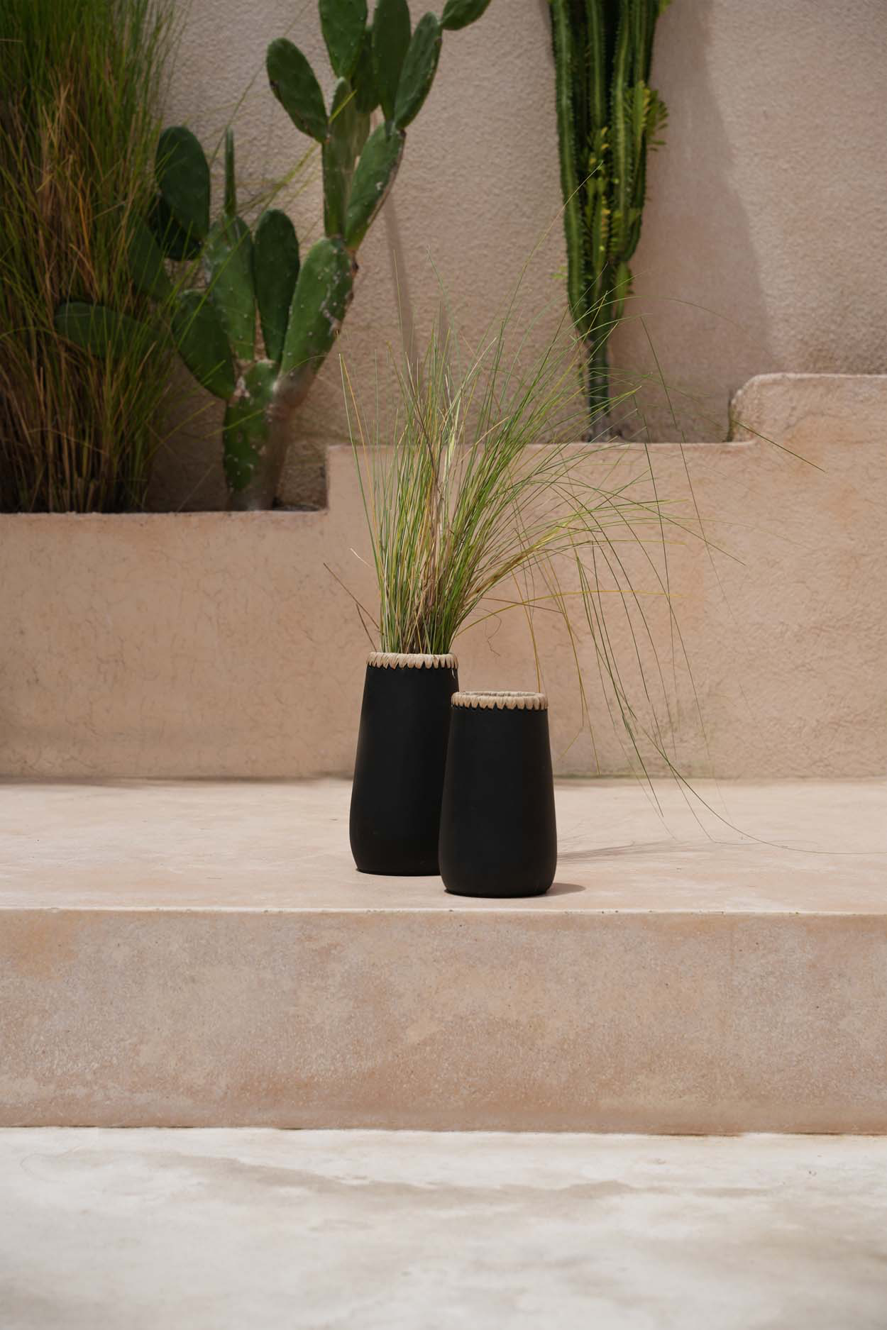 The Sneaky Vase - Black Natural - M - Image 2