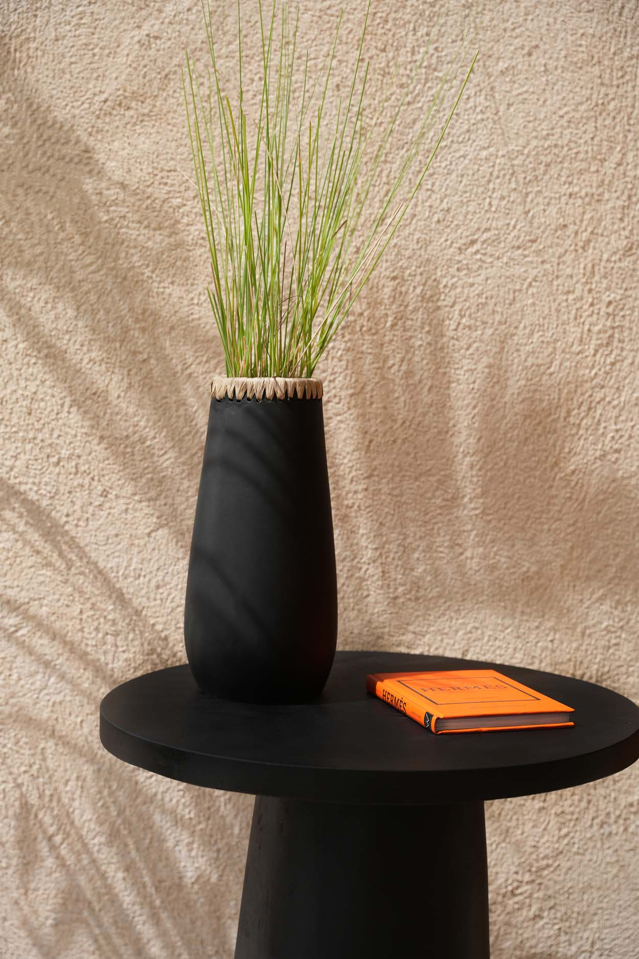 The Sneaky Vase - Black Natural - L - Image 2