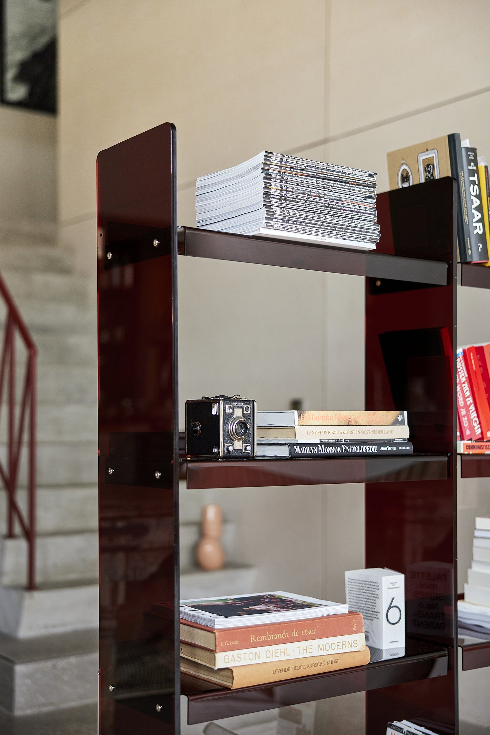 Acrylic cabinet: Shelving set, smokey brown - Image 2