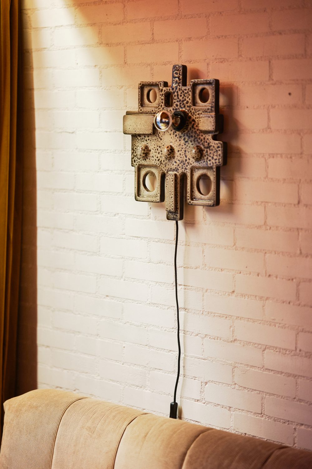 Ceramic relief wall lamp - Image 2