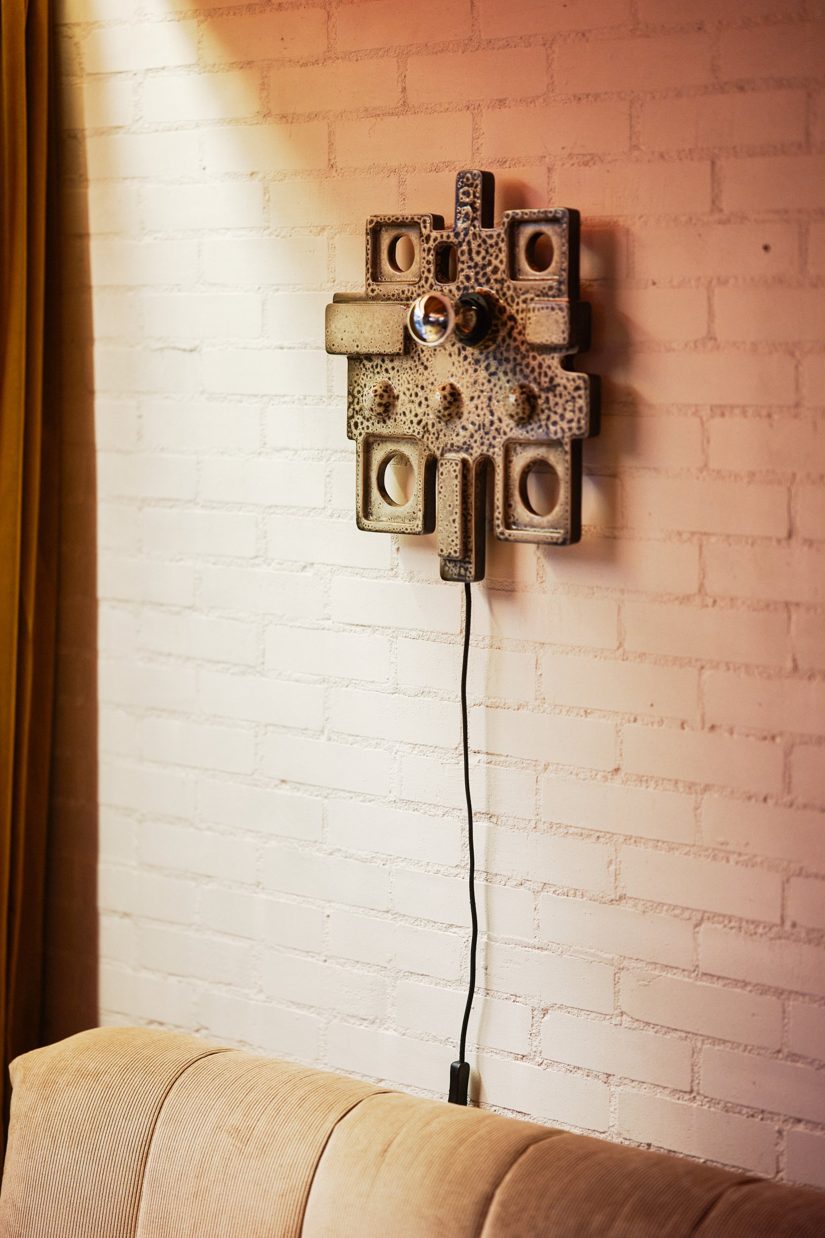 Ceramic relief wall lamp - Image 2