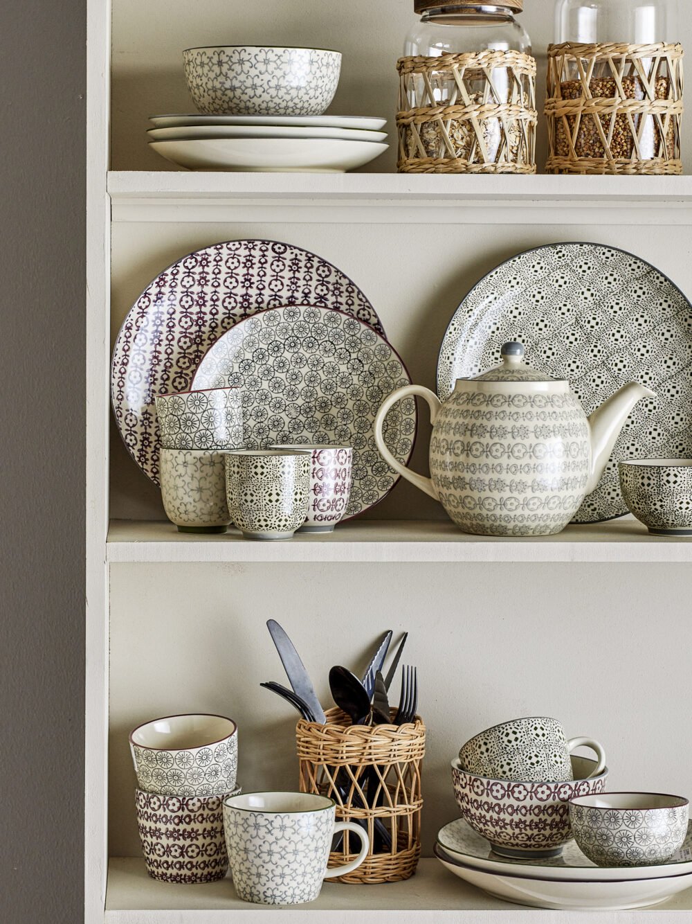 Karine Plate, Green, Stoneware - Image 4