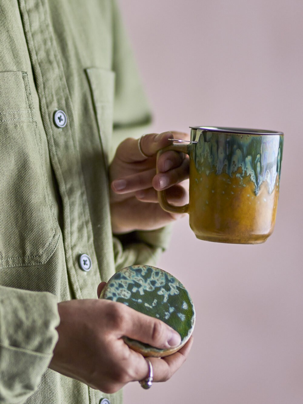 Yuma Mug w/Lid and Strainer, Yellow, Stoneware - Image 5