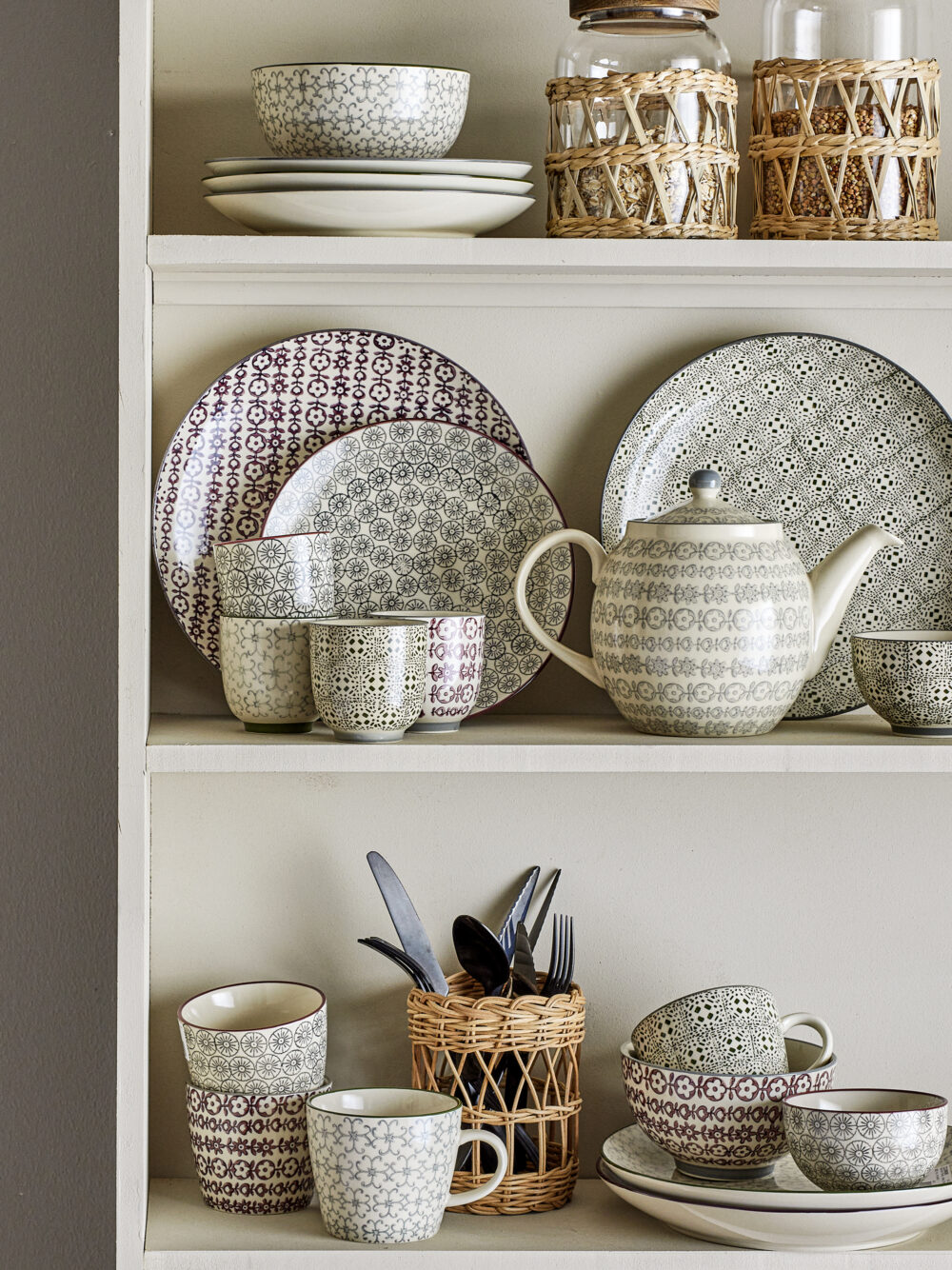 Karine Plate, Green, Stoneware - Image 4