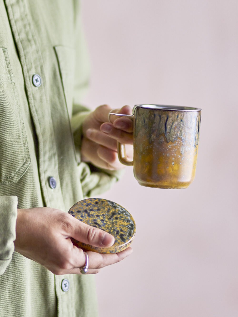 Yuma Mug w/Lid and Strainer, Green, Stoneware - Image 6