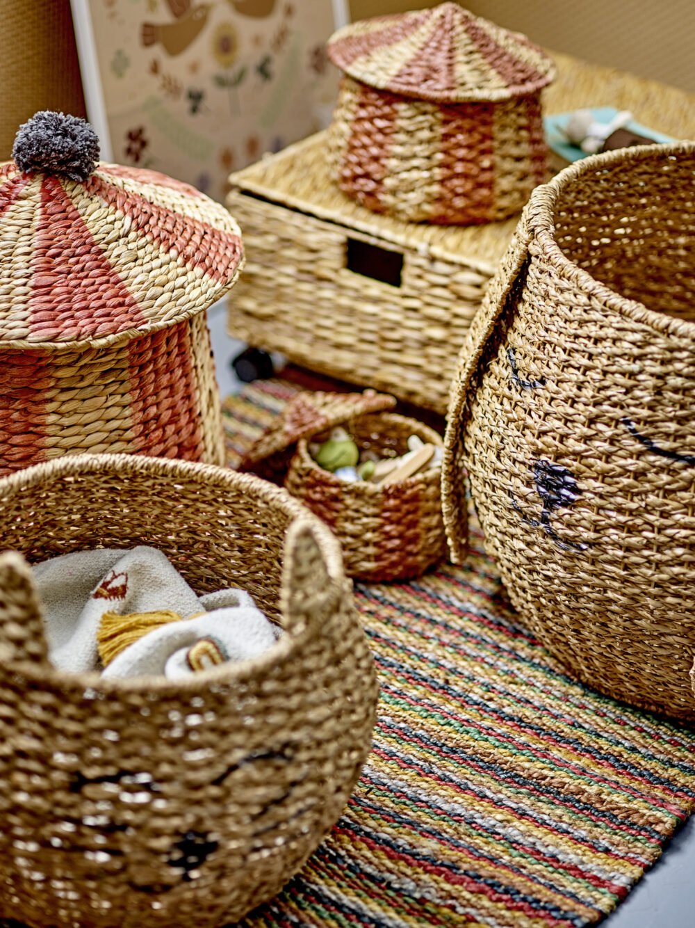 Birsen Basket w/Lid, Red, Water Hyacinth - Image 4