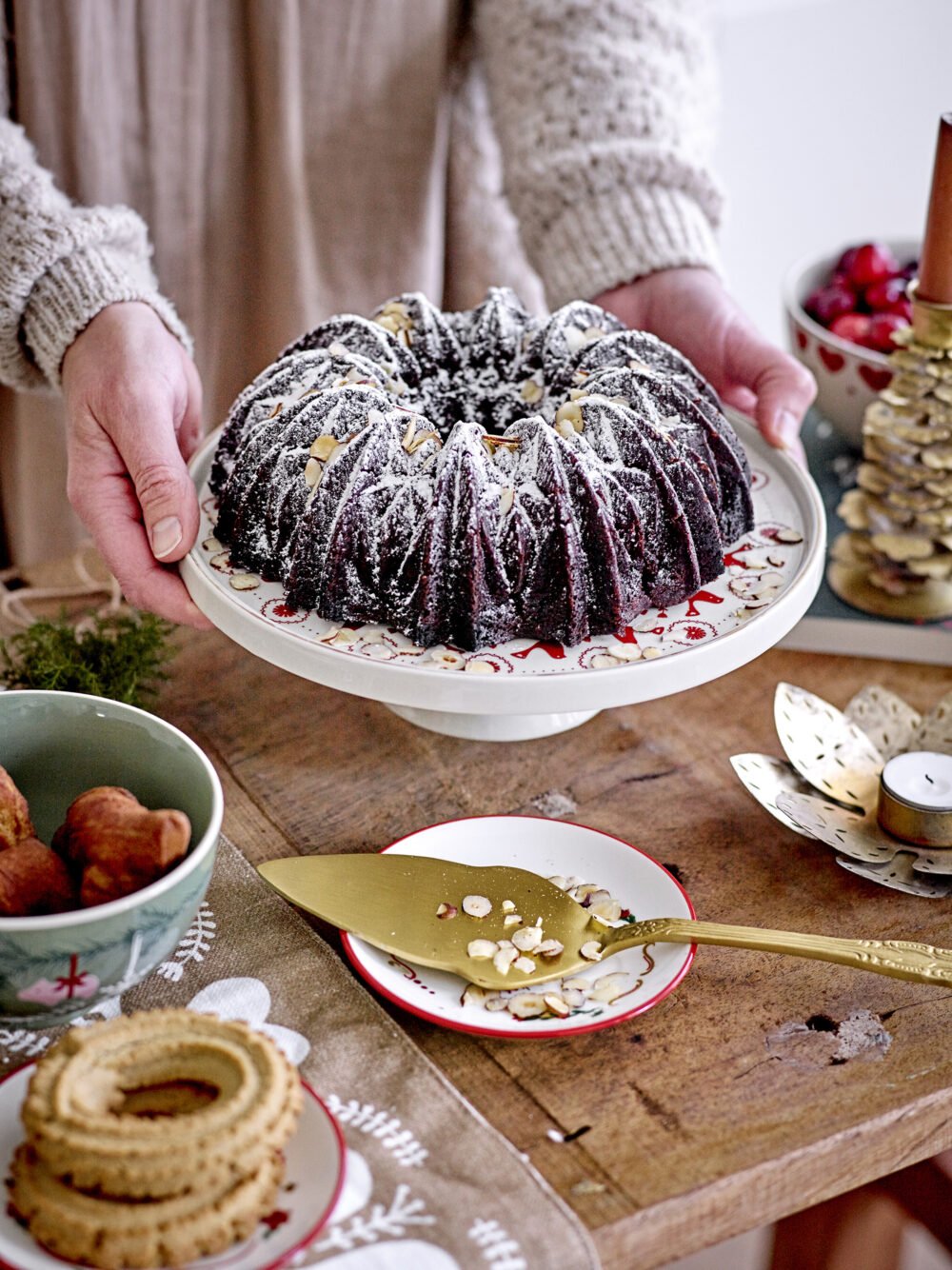 Jolly Cake Tray, Red, Stoneware - Image 3